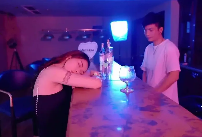 Anh bartender quán rượu đưa em khách cây hàng say xỉn về nhà rồi tranh thủ …